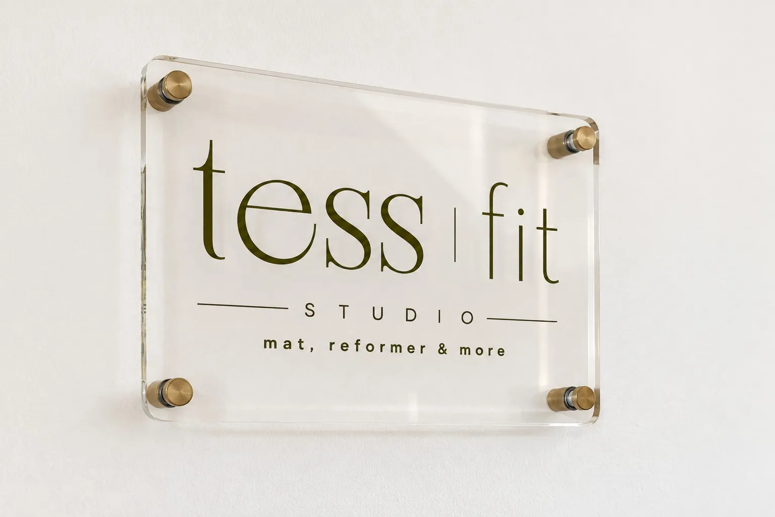 Plăcuța de la intrare: tess | fit studio — mat, reformer & more