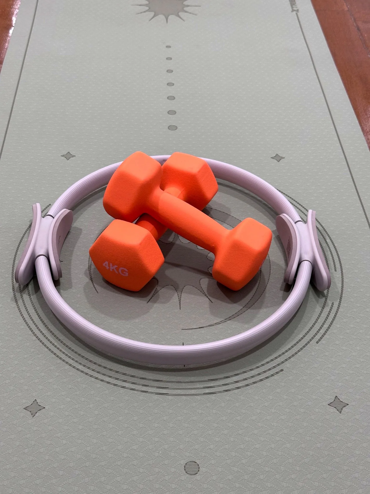 Accesorii pentru Functional Pilates la saltea: gantere, cerc Pilates și saltea