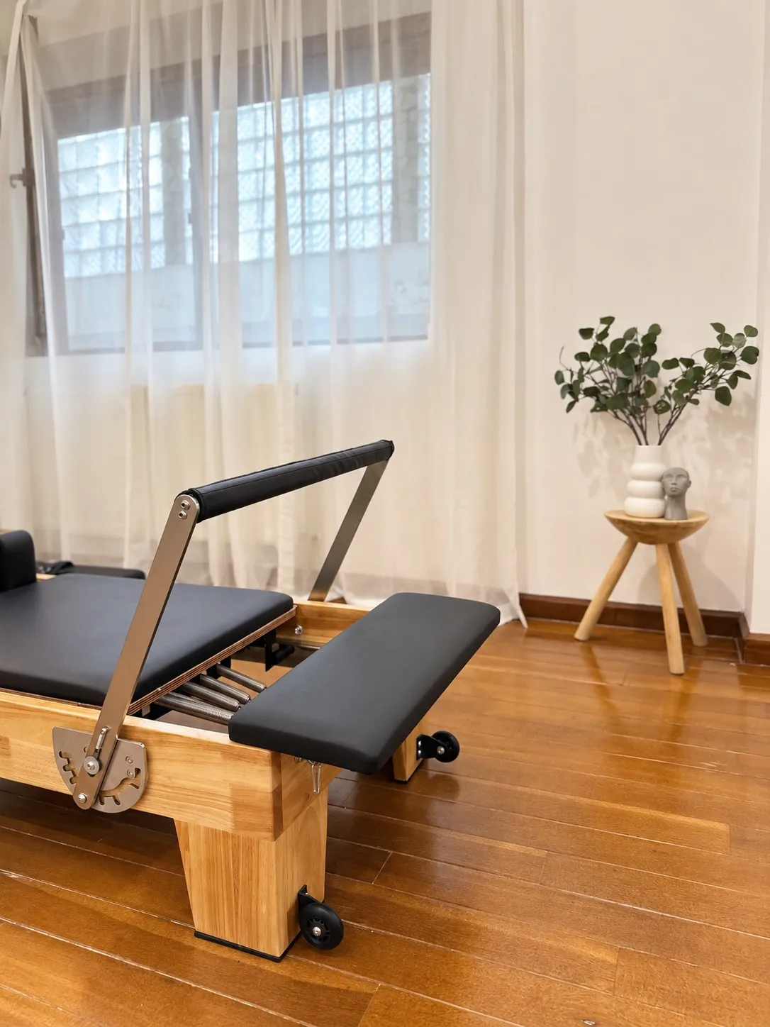 Aparat Reformer lângă fereastră, în studioul Tess Fit